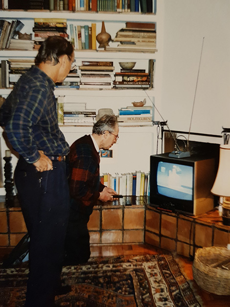 Sehr oft wohnte Georg in dem gastlichen Hause von Barbara und Jürgen Bartzsch. Auf diesem Bild geht es um die Vorbereitungen, ein Fußballspiel zu sehen.