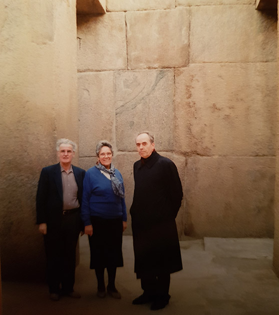 Dr. med. Hans und Elfriede Werner, große Förderer und Freunde der Arbeit in SEKEM, einem Pyramidenbesuch mit Georg.