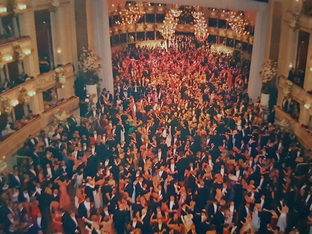 Der Beginn des Opernballs mit 5000 Tanzfreudigen und Zuschauern.